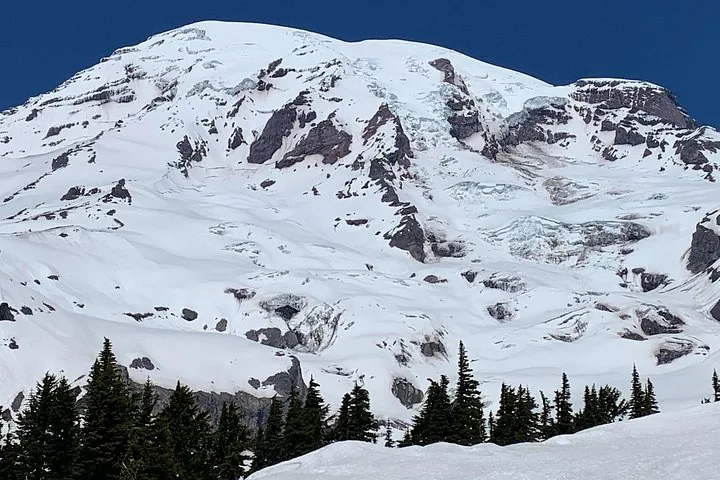 Nahaufnahme der Gletscher und Schneefelder am Gipfel des Mount Rainier.